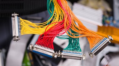 Renkli kablolar elektronik atık atık detaylarının üzerinde gevşek sallanıyor