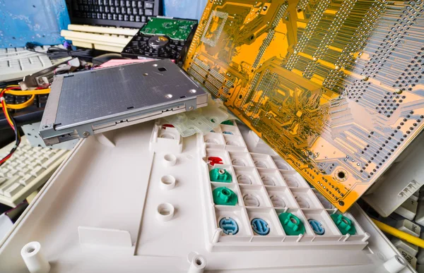 Parçalanmış bilgisayar donanımı parçaları. E- atık yığını detayı — Stok fotoğraf