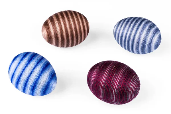 Cuatro huevos de Pascua decorativos rayados sobre fondo blanco —  Fotos de Stock