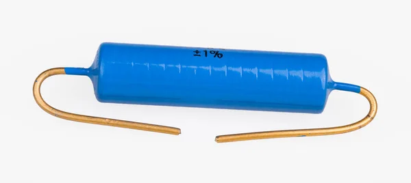 白い背景に金色の端子線と青の金属化電源電子抵抗 1つの受動的な電気部品 プリント基板での使用 電気抵抗 電子技術産業 — ストック写真