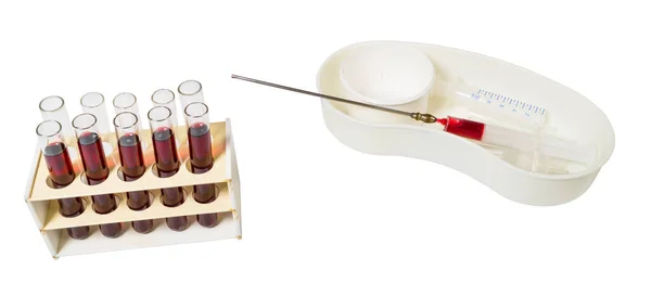 白地に隔離された医療研究施設 ラック内の赤い液体とガラス試験管のグループ プラスチック皿の中のシリンジと長い金属針 臨床検査と分析 — ストック写真