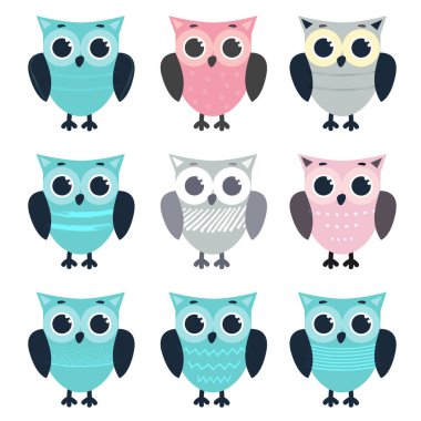 Beyaz arkaplanda farklı stil ve renkte sevimli çizgi film baykuşları kümesi