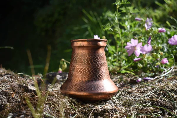 Eski kahve pot doğal zemin üzerine bakır