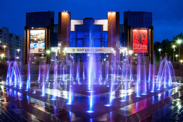 萨拉托夫喷泉在剧院 图库图片