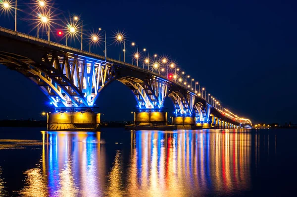 Дороги міст через річку Волга — стокове фото