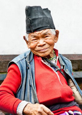 Yaşlı adam oturup emeklilik ev, Katmandu, Nepal 