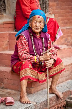 Yaşlı kadın oturup emeklilik ev, Katmandu, Nepal 