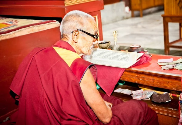 Le moine bouddhiste lit le mantra à Bouddanath Stupa à Katmandou — Photo