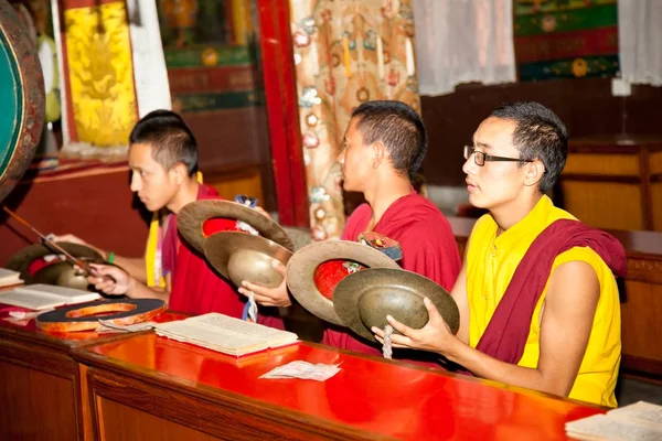 Monjes budistas tocan música durante la oración en Bouddanath Stupa —  Fotos de Stock