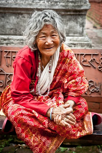 Mulher velha senta-se na casa de repouso, Kathmandu, Nepal — Fotografia de Stock