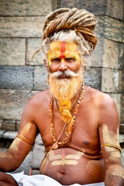 Shaiva sadhu sadaka Pashupatinath Tapınağı Kathmandu istiyor