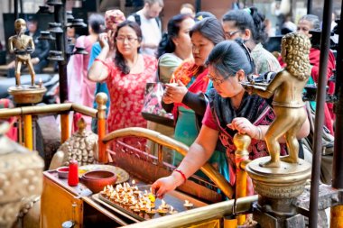 Katmandu, Nepal-Mayıs 19: Devotees, 19 Mayıs 2013 tarihinde Katmandu, Nepal 'de Jana Bahal Tapınağı yakınlarındaki Nara Devi Tapınağı' nda mum yaktı. Jana Bahal Tapınağı, Katmandu 'da ziyaret edilmesi gereken tapınaklardan biridir..