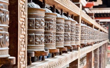 Patan 'daki Rudra Varna Mahavihar tapınağında dua tekerleri. Lalitpur. Nepal.