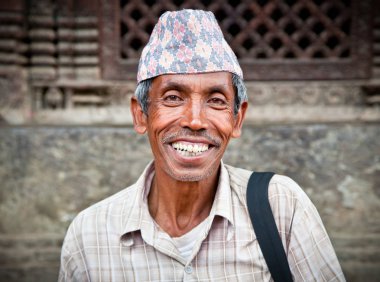 Kathmandu, Nepal - 20 Mayıs 2013 'te Katmandu Vadisi' nin en güzel şehri olan Bhaktapur 'da kulağının yanında yaşayan kimliği belirsiz bir adamın portresi.
