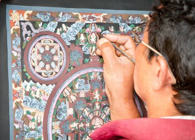 Katmandu, Nepal - 20 Mayıs 2013: Nepalli ressam 20 Mayıs 2013 'te Nepal' in Katmandu kentinde geleneksel resim çizdi. Birleşmiş Milletler listesinde Nepal dünyadaki en az gelişmiş ülkelerden biri..