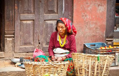 Bhaktapur, Nepal - 20 Mayıs 2013: Kadın 20 Mayıs 2013 'te Bhaktapur, Nepal' de bir sokak pazarında meyve satıyor. Birleşmiş Milletler listesinde Nepal dünyadaki en az gelişmiş ülkelerden biri..