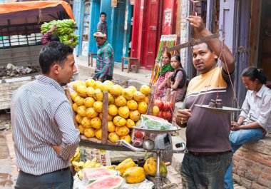 Bhaktapur, Nepal - 19 Mayıs 2013: Nepal 'deki Durbar Sqaure' den 19 Mayıs 2013 tarihinde meyve satın alır. Turistler için çok popüler bir yer olan Katmandu Valey 'deki üç kraliyet şehrinden biridir..