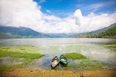 Tekne gezisi, Pokhara, Nepal 'deki Fewa (Phewa) gölünde önemli bir turistik merkezdir. Pokhara Vadisi 'nin en güzel göllerinden biri ünlü Phewa Gölü' dür..