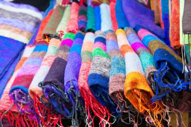 Nazik katlanmış şallar (eşarplar) yığını pazarda, Pokhara, Nepal.