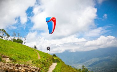 Himalayalar-Everest bölgesine karşı uçan paraglider, Nepal.