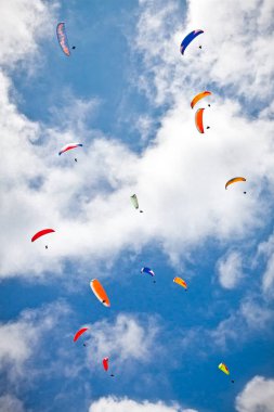 Himalayalar-Everest bölgesinin mavi gökyüzüne karşı uçan paraglider, Nepal.