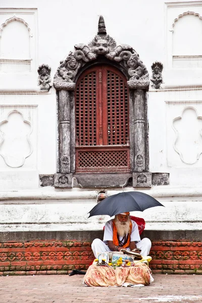 Sadhu sant'uomo davanti al Tempio Rajrajeshwari a Kathmandu, Ne — Foto Stock