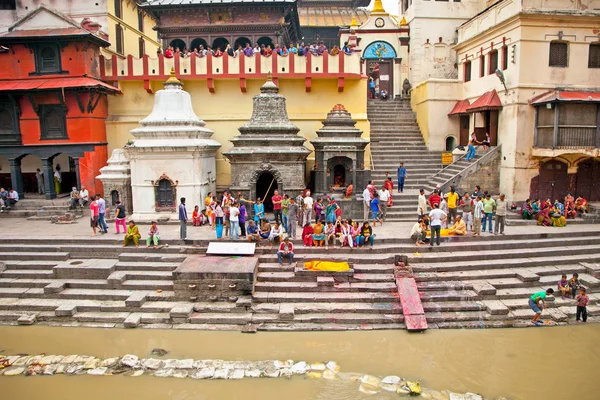 Crematie ceremonie in Pashupatinath tempel complex, Kathmandu, — Stockfoto
