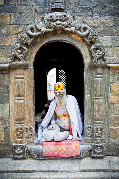 Shaiva sadhu busca limosna en el Templo Pashupatinath en Kathmand —  Fotos de Stock