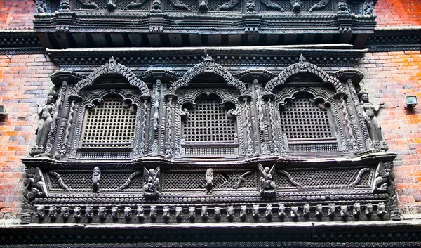 Fenêtre en bois sculptée sur le palais de Bhaktapur, Katmandou, Népal — Photo