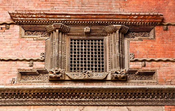 ハヌマン ドカ旧王宮 カトマンズのダルバール広場 ネパールの彫刻された木製の窓 — ストック写真