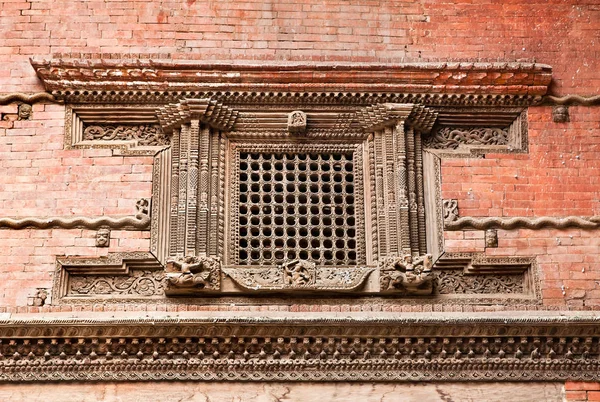 ネパール カトマンズのHanuman Dhoka旧王宮Durbar Squareに木彫りの窓 — ストック写真