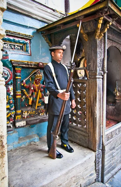 カトマンズ 5月18日 ネパールのカトマンズで2013年5月18日に王宮の門であるハンマン ドゥカの前に立つネパール人警備員 1979年にユネスコの世界遺産に登録されました — ストック写真