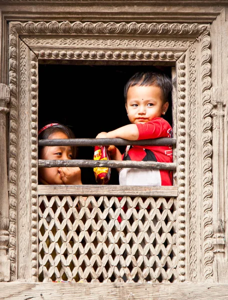 Bhaktapur Nepal May Nepalese Children Look Window May 2013 Bhaktapur — 스톡 사진
