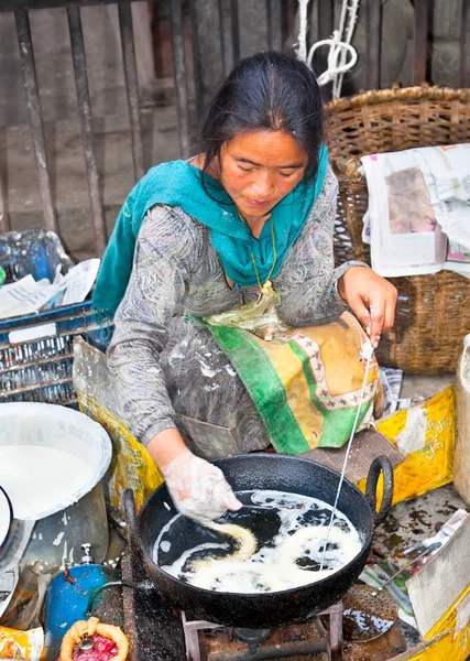 Kathmandu Nepal Maggio Venditore Non Identificato Venduto Cibo Tradizionale Kathmandu — Foto Stock