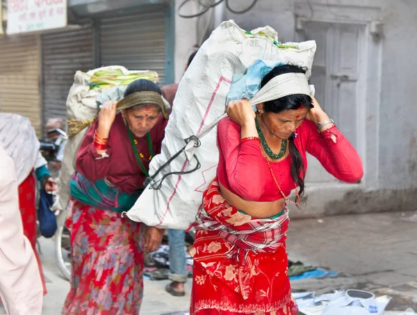 Kathmandu Nepál Května Nepálské Ženy Nesou Věci Tradičním Způsobem Května — Stock fotografie