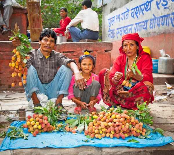 Kathmandu Nepal Mayo Familia Vende Frutas Lichi Mercado Callejero Katmandú — Foto de Stock