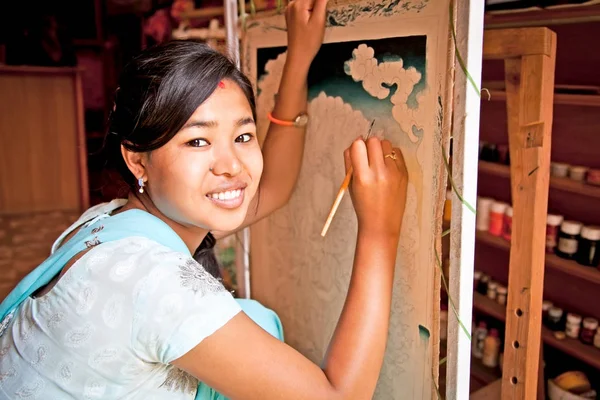 尼泊尔加德满都 5月19日 2013年5月19日 尼泊尔妇女在尼泊尔加德满都画传统绘画 联合国将尼泊尔列为世界上最不发达国家之一 — 图库照片