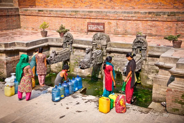 Kathmandu Nepal Mayo Los Nepaleses Recogen Agua Potable Fuente Plaza —  Fotos de Stock