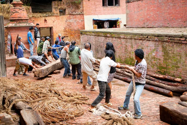 加德满都 尼泊尔 5月20日 2013年5月20日 尼泊尔加德满都 用绳索和圆木运送重物的传统方式 联合国将尼泊尔列为世界上最不发达国家之一 — 图库照片