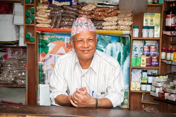 Patan Maja Niezidentyfikowany Starzec Swoim Sklepie Obok Ulicy Patan Nepal — Zdjęcie stockowe