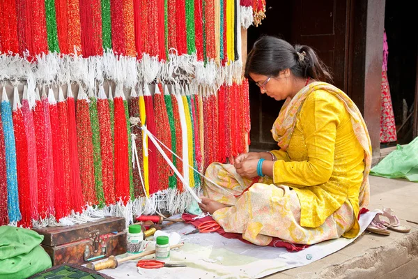 加德满都 尼泊尔 5月20日 2013年5月20日 尼泊尔Lalitpur市手工制作珠子锁店 尼泊尔妇女正在编织珠子 以此谋生 — 图库照片