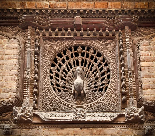 ネパールのモナ とも呼ばれる孔雀窓は バクタプルの木彫り博物館の建物の木では珍しい傑作です ネパール — ストック写真