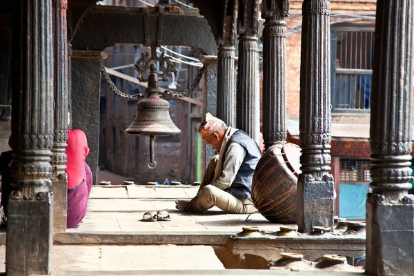 バクタプル 2013年5月20日 ネパールのバクタプル通り以外の未確認のタル老人 タル族 Tharu ネパールの西側出身の民族集団 — ストック写真