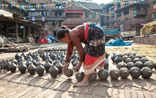 Бхактапур Непал Травня Неідентифікована Жінка Формує Горщик Травня 2013 Року — стокове фото