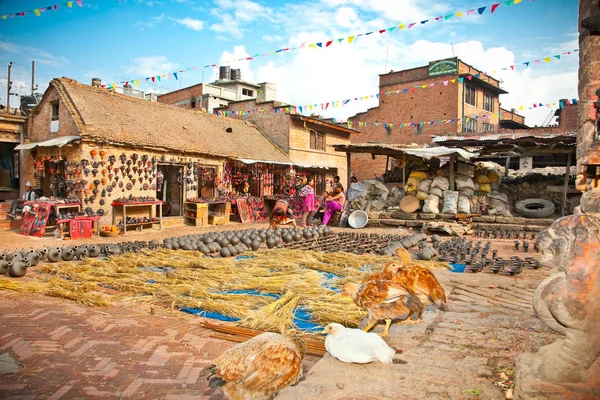 Bhaktapur Nepal Mayo 2013 Artesana Nepalí Identificada Arreglando Ollas Frente — Foto de Stock