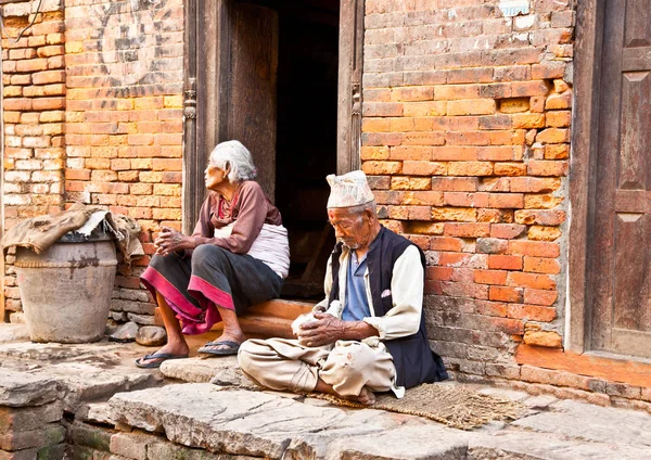 Bhaktapur Nepal May 2013年5月20日 尼泊尔Bhaktapur 一位老妇人和一位老人坐在一起 他们的家相互交织在一起 2013年 — 图库照片