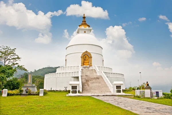 尼泊尔博克拉的世界和平塔 其目的是帮助人们团结在一起 寻求世界和平 大部分塔楼是二战以来在日本僧人富士寺的指导下建造的 — 图库照片