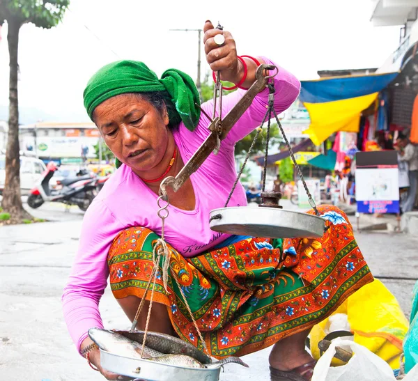 Pokhara Nepal Mei Vrouwen Die Vis Verkopen Een Straatmarkt Mei — Stockfoto