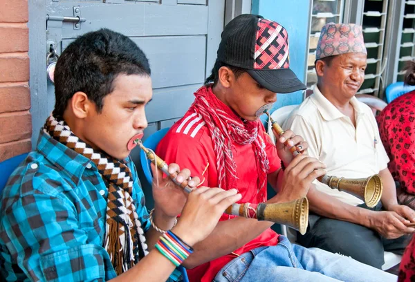 Pokhara Maggio 2013 Non Identificato Musicista Strada Nepalese Suona Tromba — Foto Stock