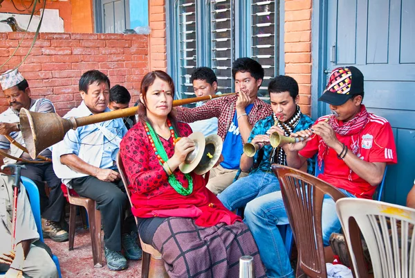 Pokhara Nepal May 2013年 2013年5月25日 一名身份不明的尼泊尔音乐家在尼泊尔Pokhara演奏铜管乐器 博克拉位于加德满都西北约210公里处 — 图库照片